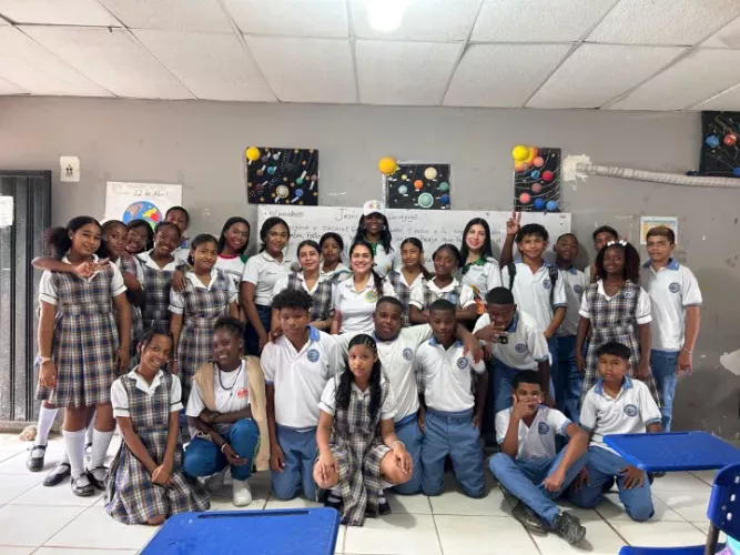 Imagen relacionada a un grupo de estudiantes en un salón de clases. 